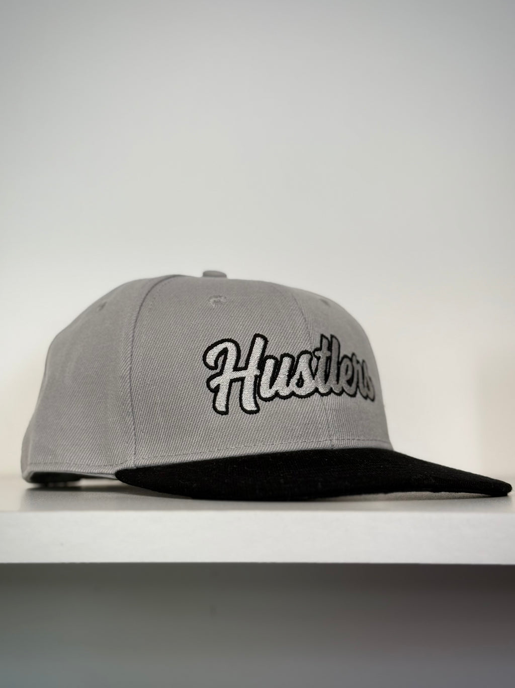CAPPELLO Ricamo HUSTLERS GRIGIO/NERO