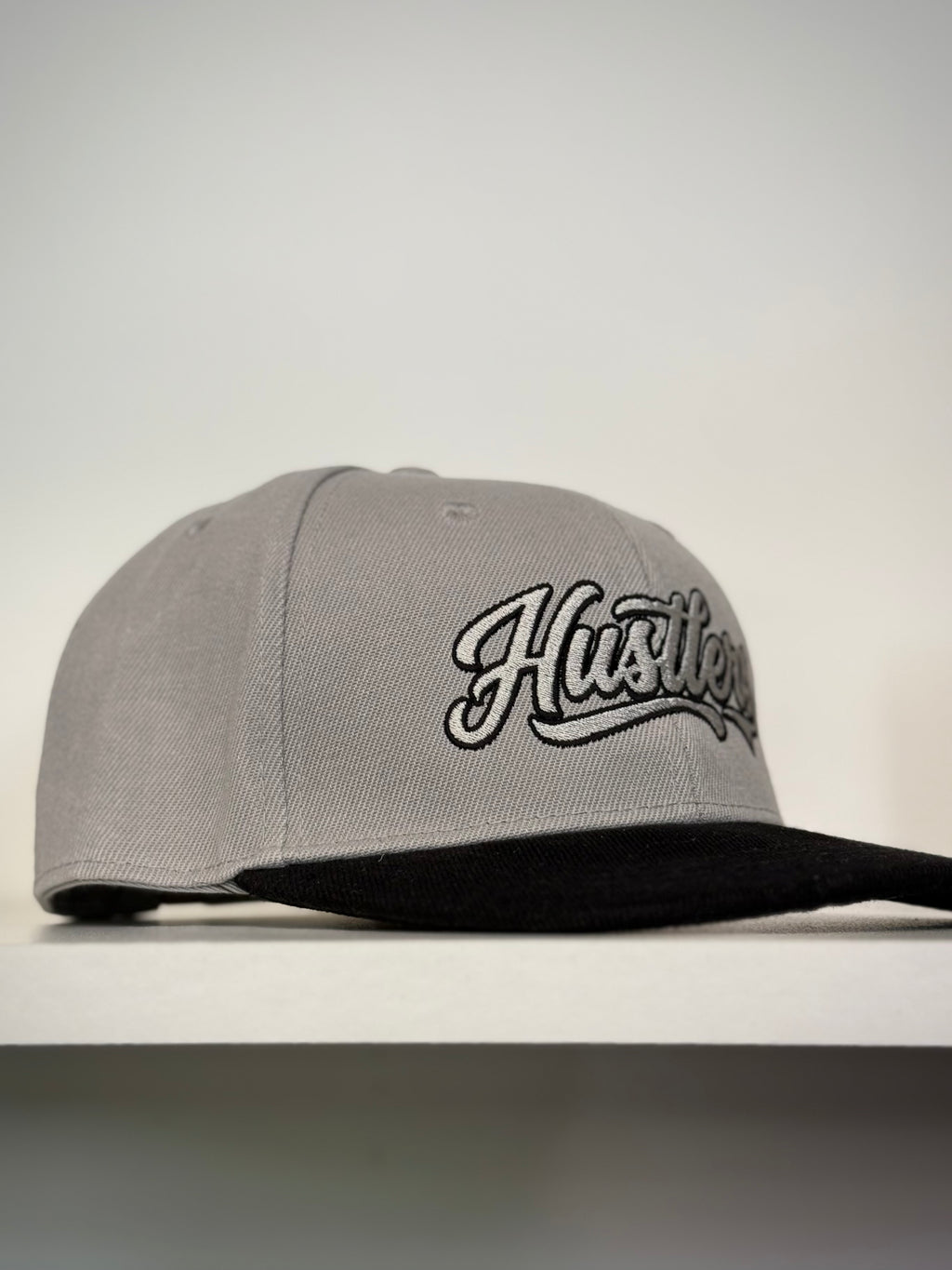 CAPPELLO Ricamo HUSTLERS Cors. GRIGIO/NERO